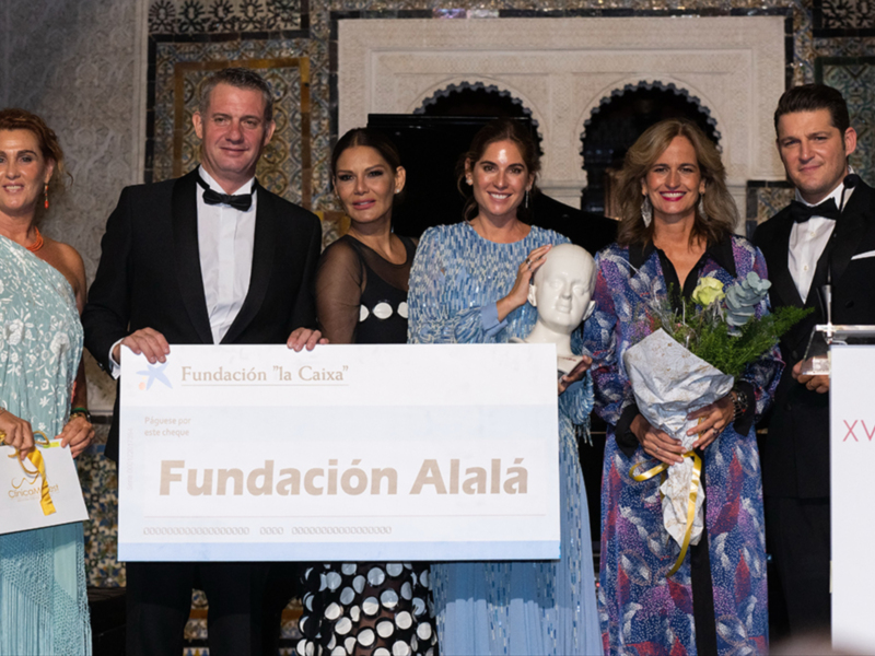 Lourdes Montes (vestida por Elisabetta Franci) recibió el donativo destinado a la Fundación Alalá EN LOS PREM IOS ESCAPARATE
