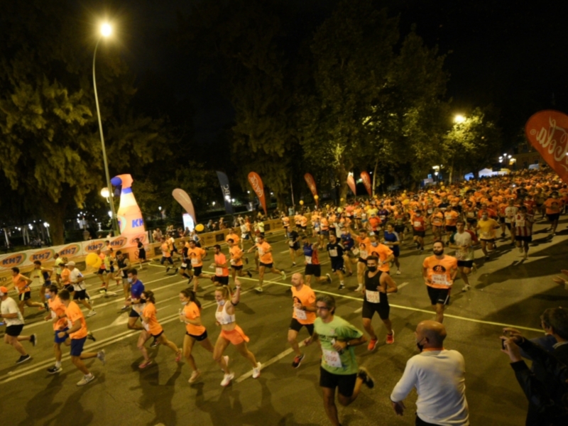 10.000 corredores participan en la  KH-7 Nocturna del Guadalquivir en la que se imponen Rubén Peña y Carmen Gutiérrez