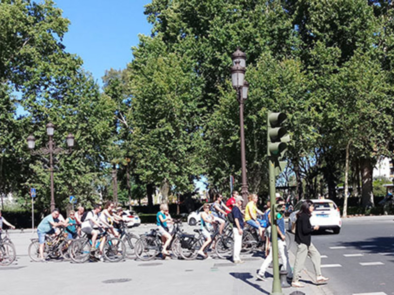"Por la acera no pasa el patinete ni la bicicleta".