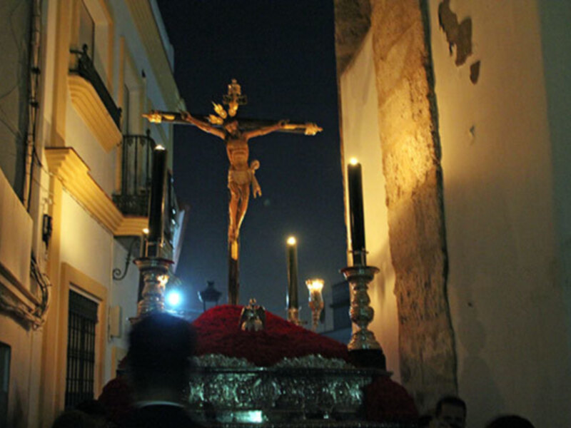 Majestuosa procesión Histórica de traslado en Alcalá del Río del Santísimo Cristo de la Vera-cruz.