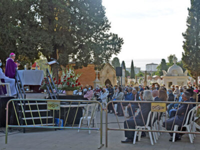 Misa de monseñor José Ángel Saiz por los fieles difuntos en el cementerio de Sevilla