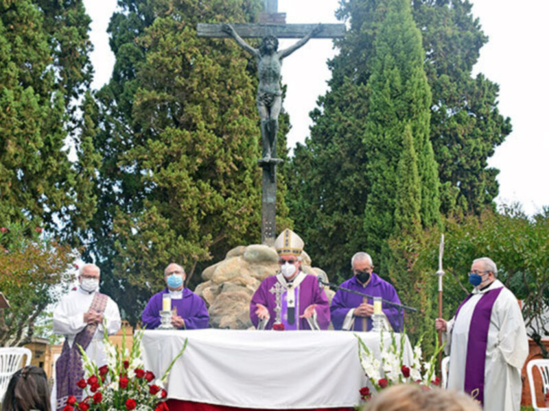 Sevilla atiende a sus difuntos con una eucaristía en el cementerio de San Fernando hispalense.