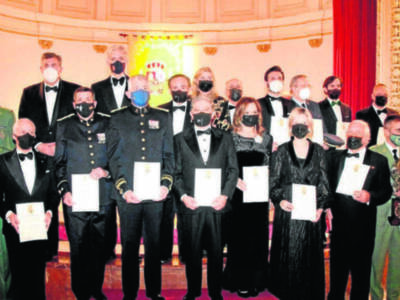 El homenaje se tributaba por haberse cumplido el primer centenario de la fundación de la legión, que, como reza en la placa