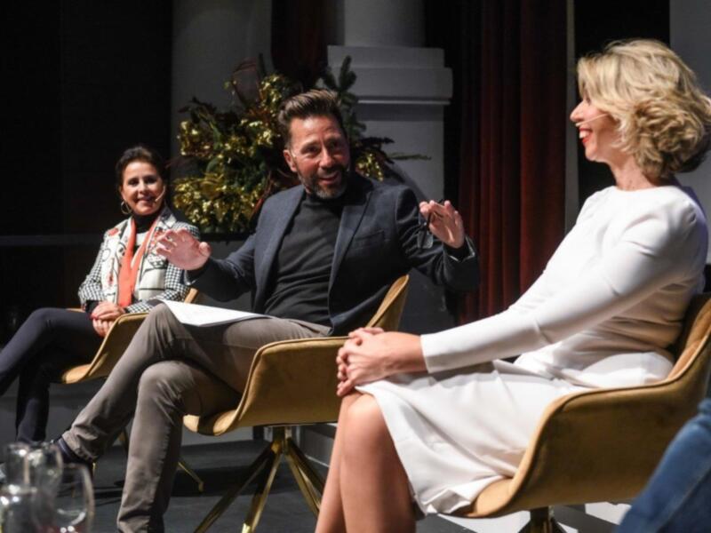 María José Santiago  canta en la presentación en Sevilla del libro del centenario de Lola Flores, “Lola, el brillo de sus ojos”