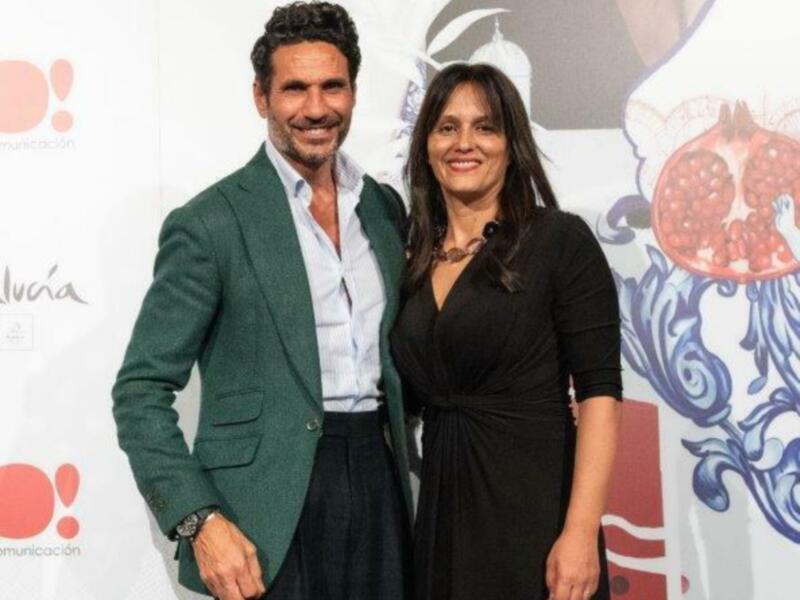 Oscar Higares con su pareja, Sandra, madre de sus hijas.