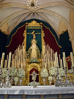 Altar y de la Solemne Novena a la Santísima Virgen de las Angustias Coronada de la localidad Ilipense.