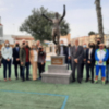 Chipiona perpetúa el recuerdo de Paco Guisado y sus valores en el deporte con una estatua en la Glorieta de los Corredores
