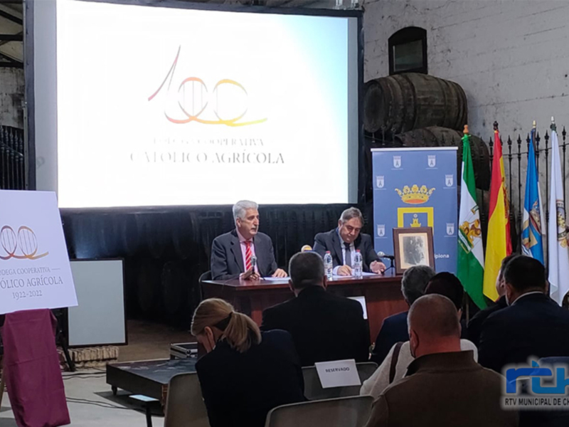 La Cooperativa Católico Agrícola presenta a la población de Chipiona el programa conmemorativo de su centenario