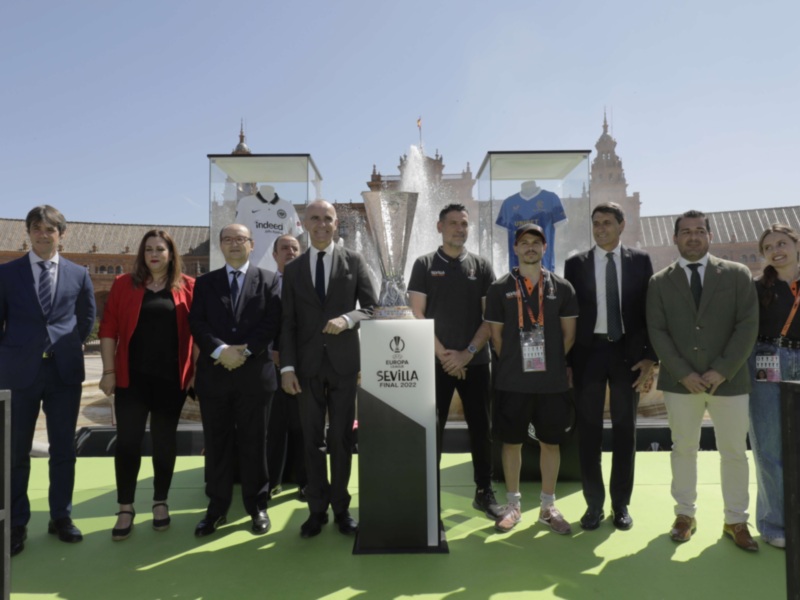 La Plaza de España acoge el Fan Festival, la propuesta familiar del Ayuntamiento para la UEFA Europa League Final q