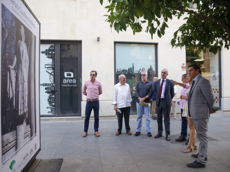 El alcalde destaca la importancia de la exposición urbana de Coullaut-Valera en la Avenida de la Constitución para divulgar la obra del escultor.