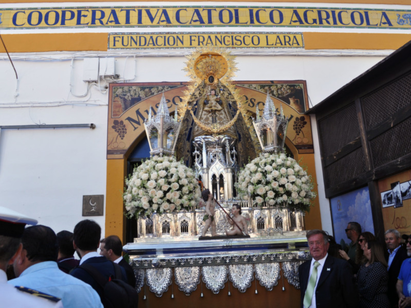 Dos años sin procesionar por motivos de la pandemia, Chipiona y su patrona, la Virgen de Regla, con una empresa centenaria