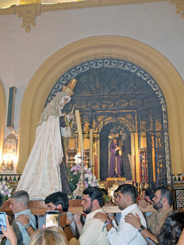 La Hermandad del Carmen del Puente de Triana traslada su virgen  a la parroquia de la O para sus cultos en su honor