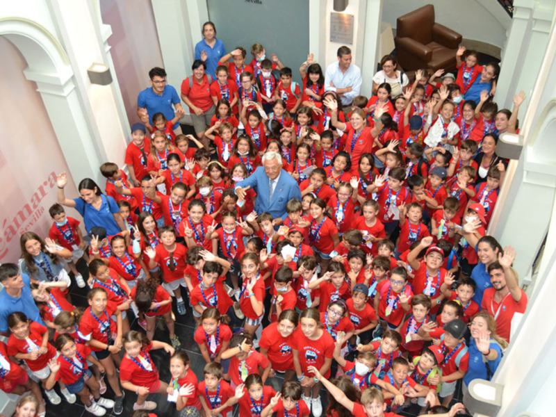 180 niños y niñas de los campamentos organizados por la  Universidad de Sevilla presentan su  V Feria Empresarial en la sede de la C.C.
