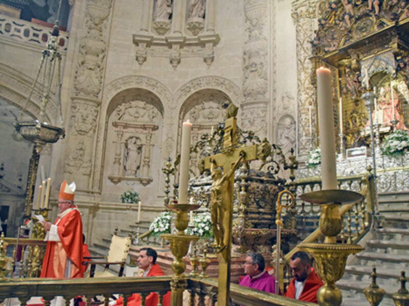 Toma de posesión del nuevo Consejo de Cofradías en la Capilla Real delante de la Patrona  de Sevilla