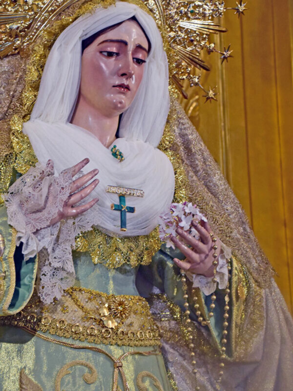 La virgen Ilipense en su advocación de las Angustias ataviada para el tiempo estival