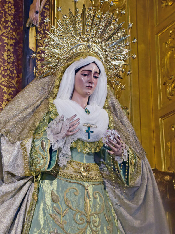  Con el calor estival la virgen de las Angustias de Alcalá del Río vestida de Verde Manzana