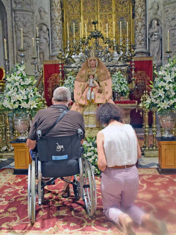 Sevilla venera a la Virgen de los Reyes en la Catedral hispalense