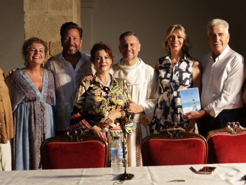 Gran éxito de la presentación del libro Anónimos Infinitos 3 de Marina Bernal en el Claustro de Chipiona con mas de 200 personas que lo abarrotaron