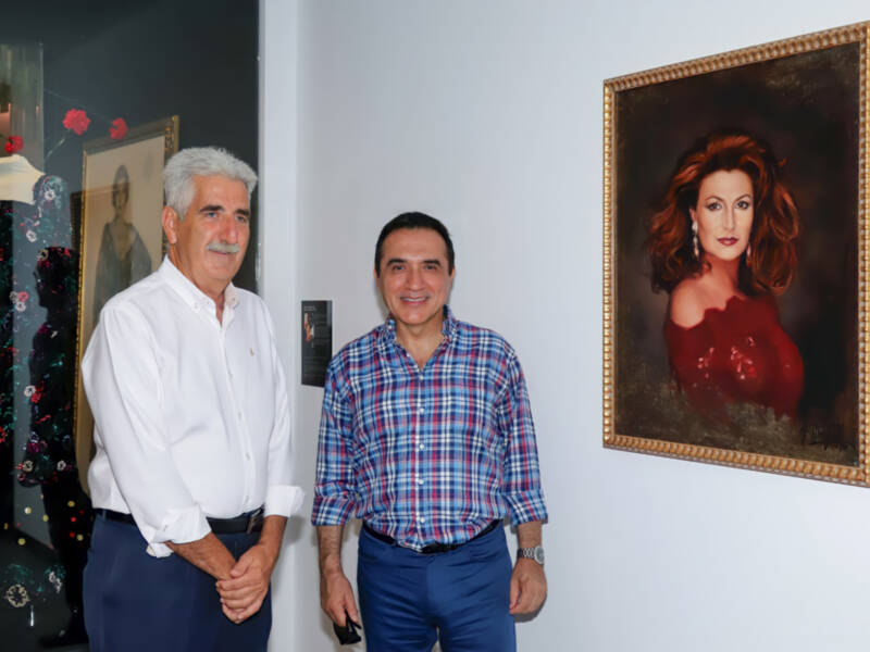 El pintor Antonio Montiel visita el museo de Rocío Jurado de la mano del alcalde de Chipiona