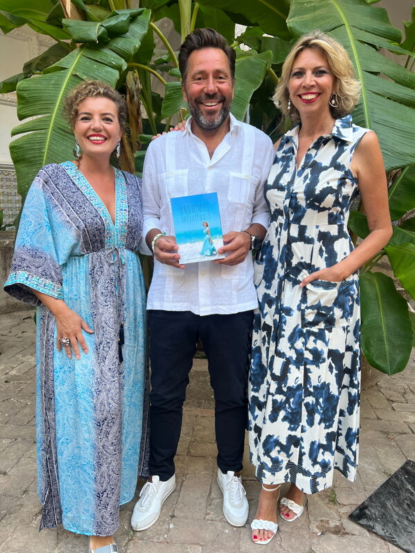 Lleno absoluto en la presentación del libro Anónimos Infinitos 3 de Marina Bernal en el Claustro de Chipiona con mas de 200 personas que lo abarrotaro
