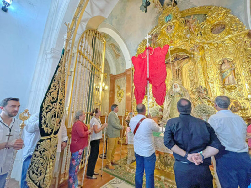 En la Real Ermita de San Gregorio de Osset de Alcalá del Río los peregrinos de San Benito saludaron a la corporación del Jueves Santo.