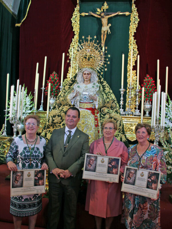 Acto que hace la Hermandad de la Vera-cruz de Alcalá del Río a los hermanos homenajeados este año por cumplir los 65 años.