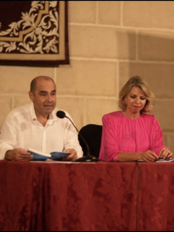 Cristóbal Ruiz presentó a Marina Bernal en su paso con sus ‘Anónimos Infinitos 3’ por la Feria del Libro de Jerez