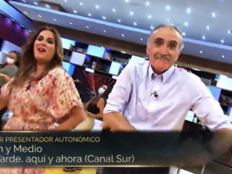 Juan Y Medio ha recogido la noche de este lunes 21 de noviembre, en Kinépolis Ciudad de la Imagen de Madrid, el Premio Iris 2022 al Mejor Presentador 