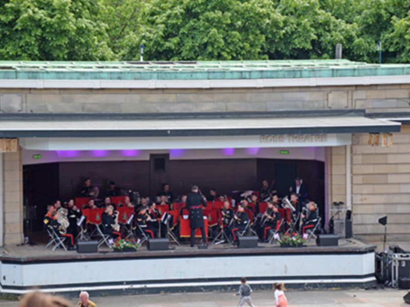 Las autoridades civiles y militares de Escocia presenciaron el concierto de la Banda Royal Marine en el parque principal de Ediburgos.