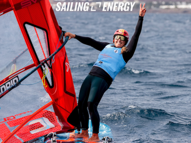 Pilar Lamadrid impone su ley en los iQFoil Games de Lanzarote