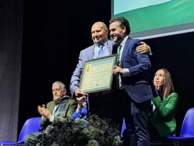 El alcalde de La Campana,Manuel Fernández Oviedo, muestra su satisfacción por el reconocimiento a personas y asociaciones