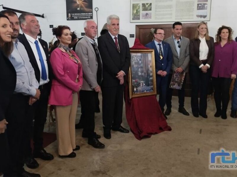 La Hermandad del Cristo presenta su cartel de la Semana Santa 2023 obra de José Blanco y al pregonero de este año Antonio Manuel Pedrosa