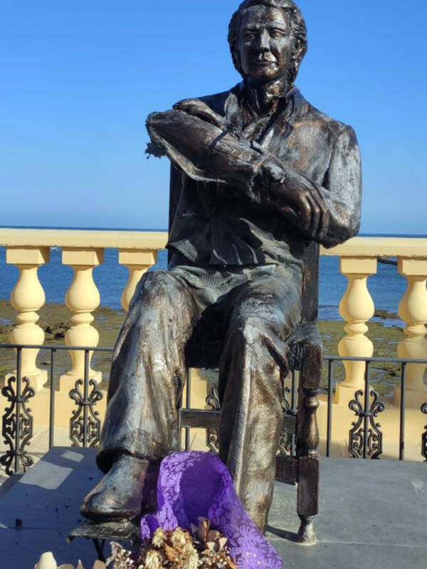 La escultura de Manolo Sanlúcar  víctima del vandalismo en Chipiona
