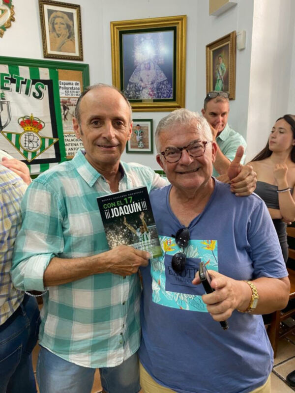 Juan Carlos Sáenz recibe el primer ejemplar del libro “Con el 17… Joaquín” en el Día del Socio de la Peña Bética