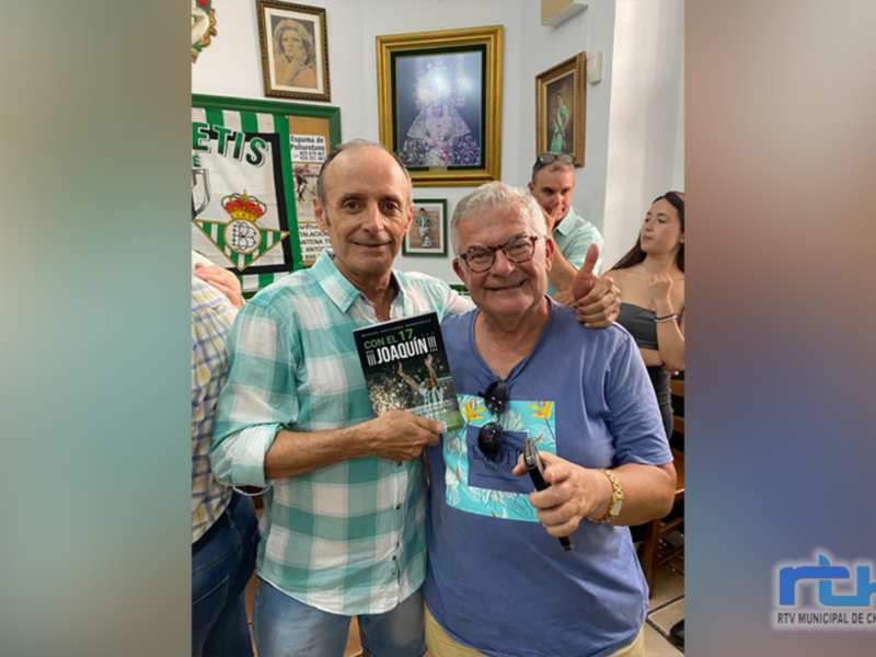 Juan Carlos Sáenz obsequiado con el primer ejemplar editado del libro sobre la despedida del mítico futbolista bético Joaquín