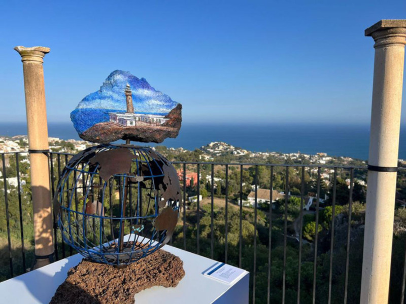 Siempre seré tu faro, es un proyecto en el que 7 faros con Historia de España  quedan proyectados con piedras encontradas en cada uno de los faros