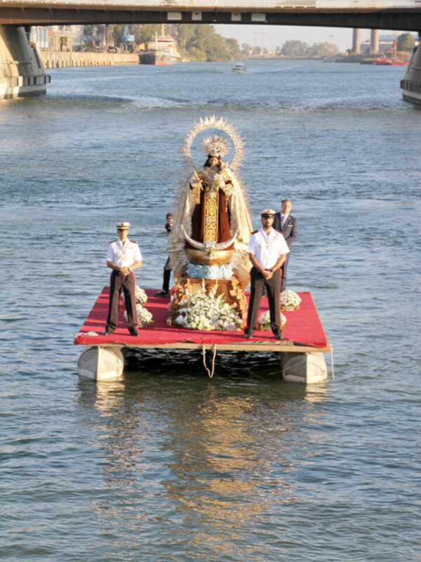 Procesión fluvial de la virgen del Carmen del Puente de Triana
