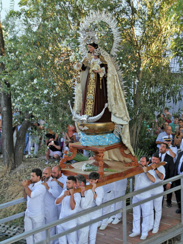 La Virgen del Carmen del Puente de Triana vuelve a realizar su singular procesión por el Río Guadalquivir