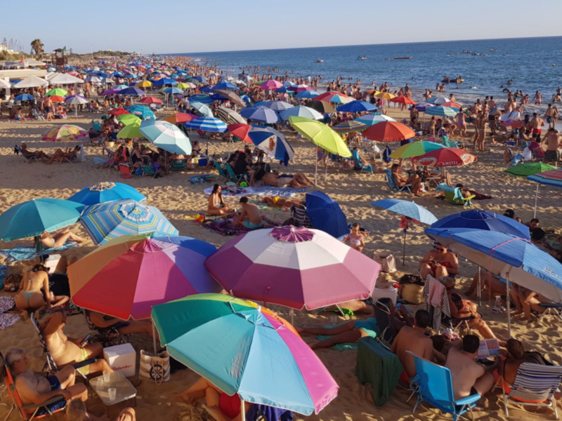     El aforo de las playas de Chipiona a rebosar