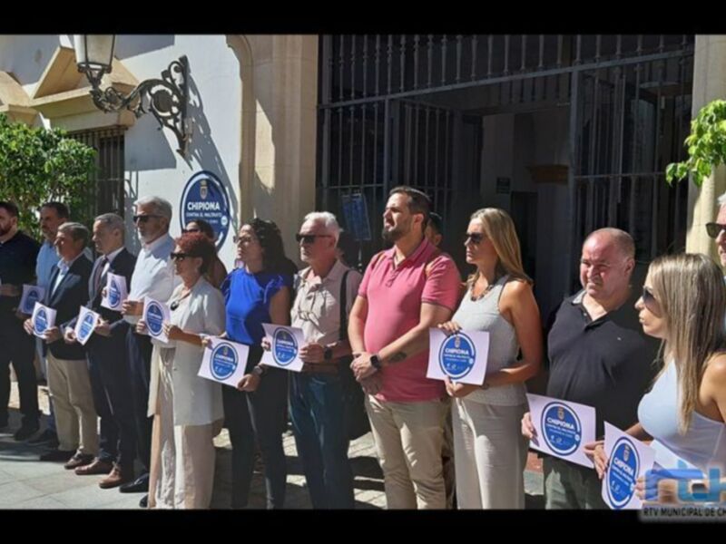 Chipiona muestra su repulsa en una concentración por el fallecimiento de una mujer en un caso de violencia de género 