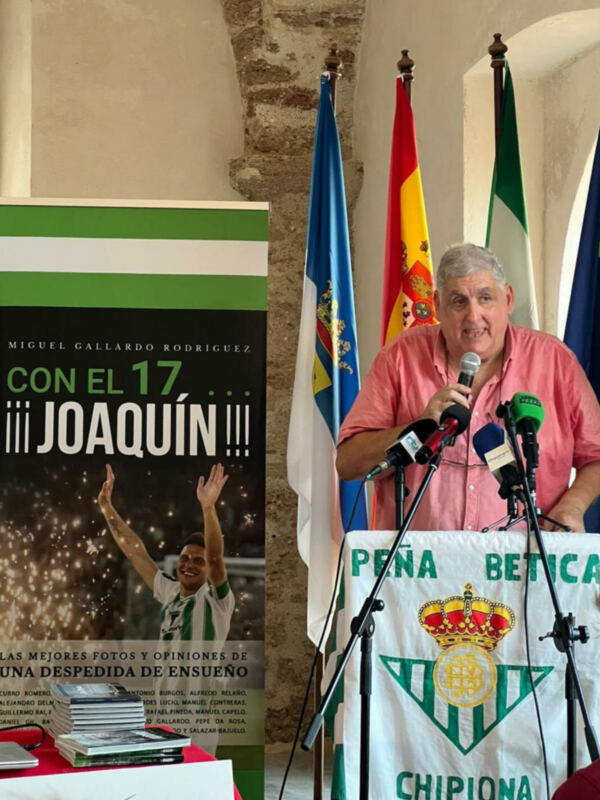 Rotundo éxito en la presentación del libro "Con el 17 Joaquín, en Chipiona