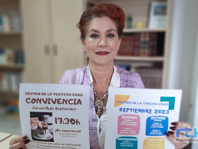 Isabel María Fernández presenta el programa de actividades y talleres del Centro de Mayores de Chipiona 