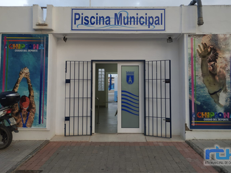 La piscina municipal de Chipiona ha vuelto a abrir hoy tras la parada técnica anual