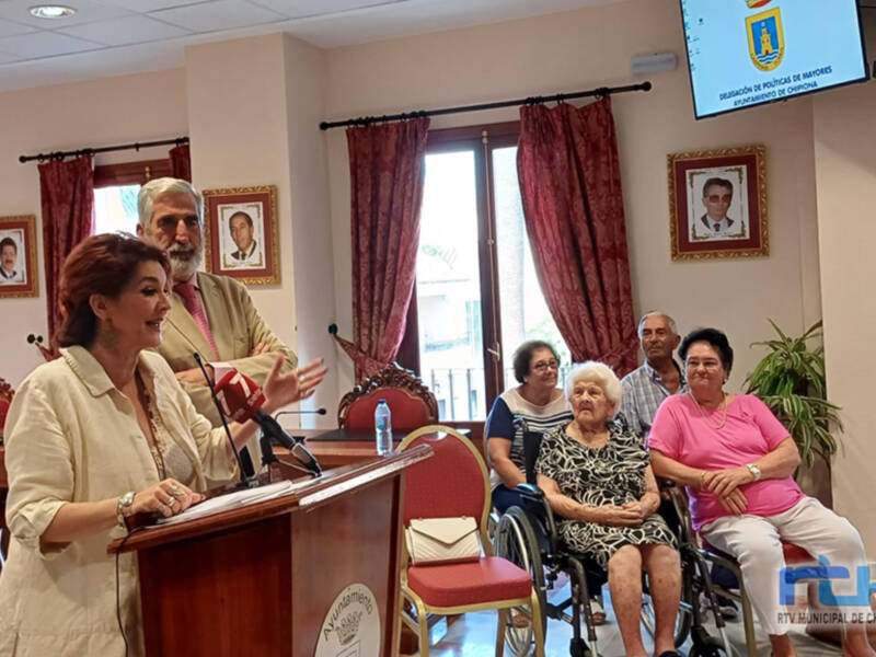 Mercedes Reyes González recibió ayer su homenaje como la mujer de más edad Chipiona 