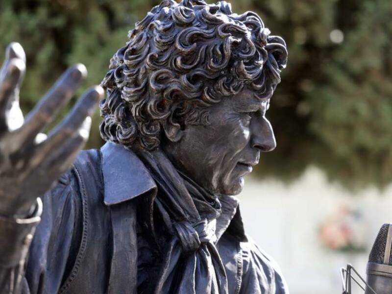 Jesús Quintero, inmortalizado en San Juan del Puerto con un monumento en su honor en el cementerio municipal