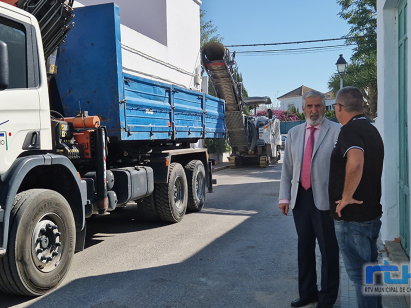 El alcalde de Chipiona supervisa el inicio de los trabajos de reasfaltado de la calle Doctor Gómez Ulla