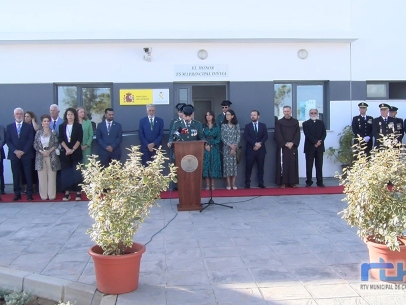 Solemne izada de la Bandera Nacional para celebrar en Chipiona el Día de la Hispanidad