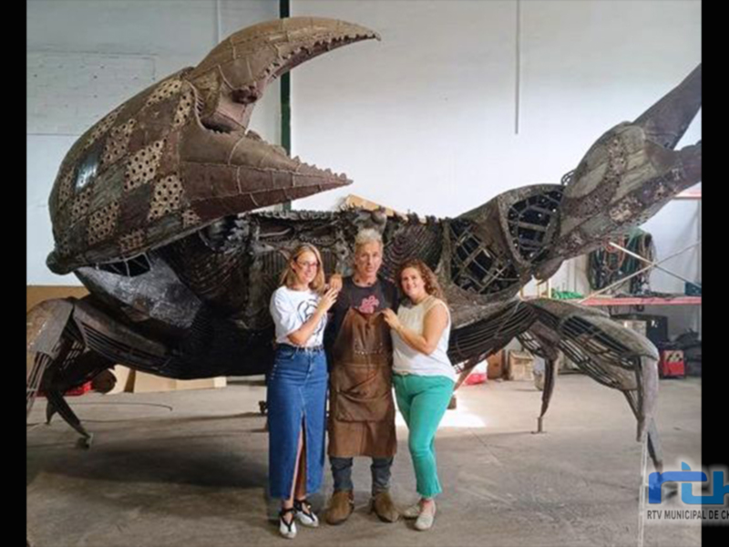 María Naval visita el taller de Alfredo Zarazaga y muestra su deseo de poder ver pronto la obra escultórica de los cangrejos en nuestro litoral 