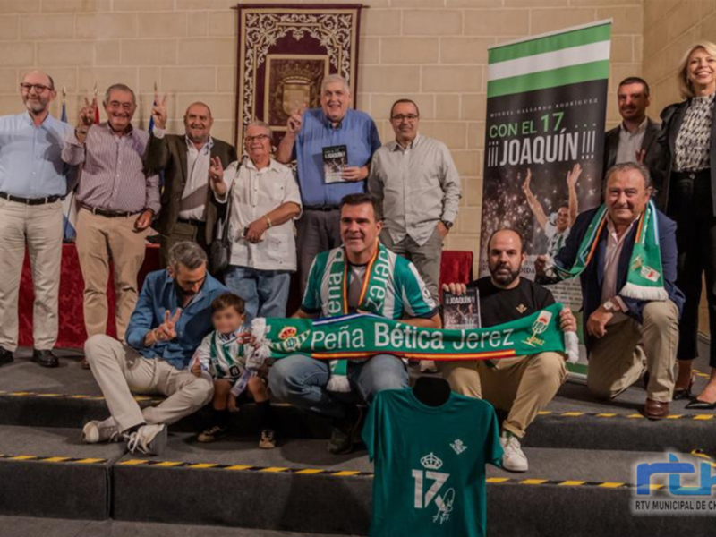 Juan Mellado lleva el beticismo chipionero a la presentación del libro 'Con el 17... ¡¡¡Joaquín!!!' en la Feria del Libro de Jerez.Vídeo completo 