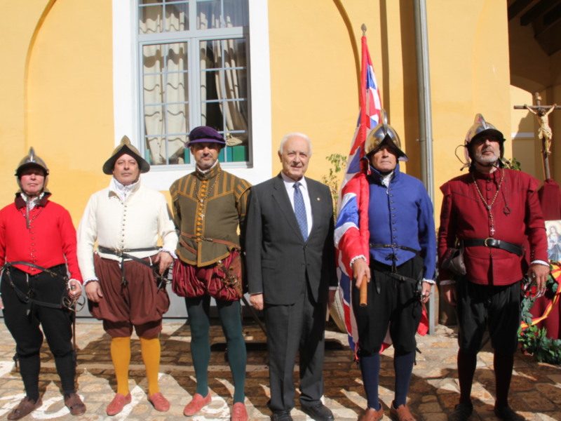 En el patio de la Delegación de Defensa de Sevilla se celebró el VI Encuentro de la Hermandad de Veteranos del Regimiento de Soria 9